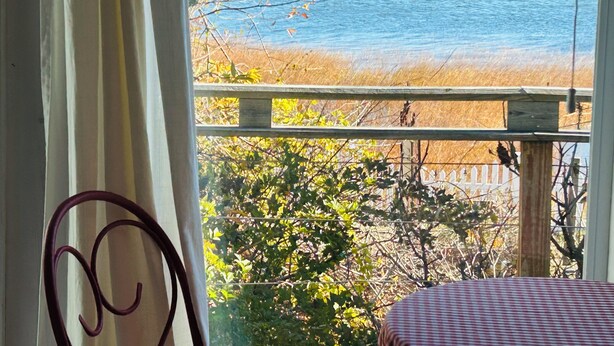 Une chambre avec vue sur la plage et la mer.