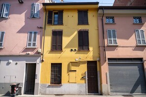Exterior - A comfortable 65 sqm apartment, suitable for up to 3 people, located on the first floor of a building without an elevator (access via stairs).The property is strategically located just 50 meters from the hospital.Piacenza city center is easily accessible (Piacenza)