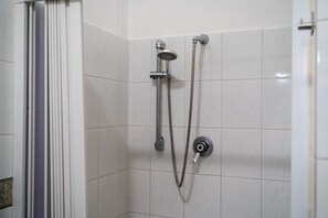 Shower, bidet, towels - A comfortable 65 sqm apartment, suitable for up to 3 people, located on the first floor of a building without an elevator (access via stairs).The property is strategically located just 50 meters from the hospital.Piacenza city center is easily accessible (Piacenza)