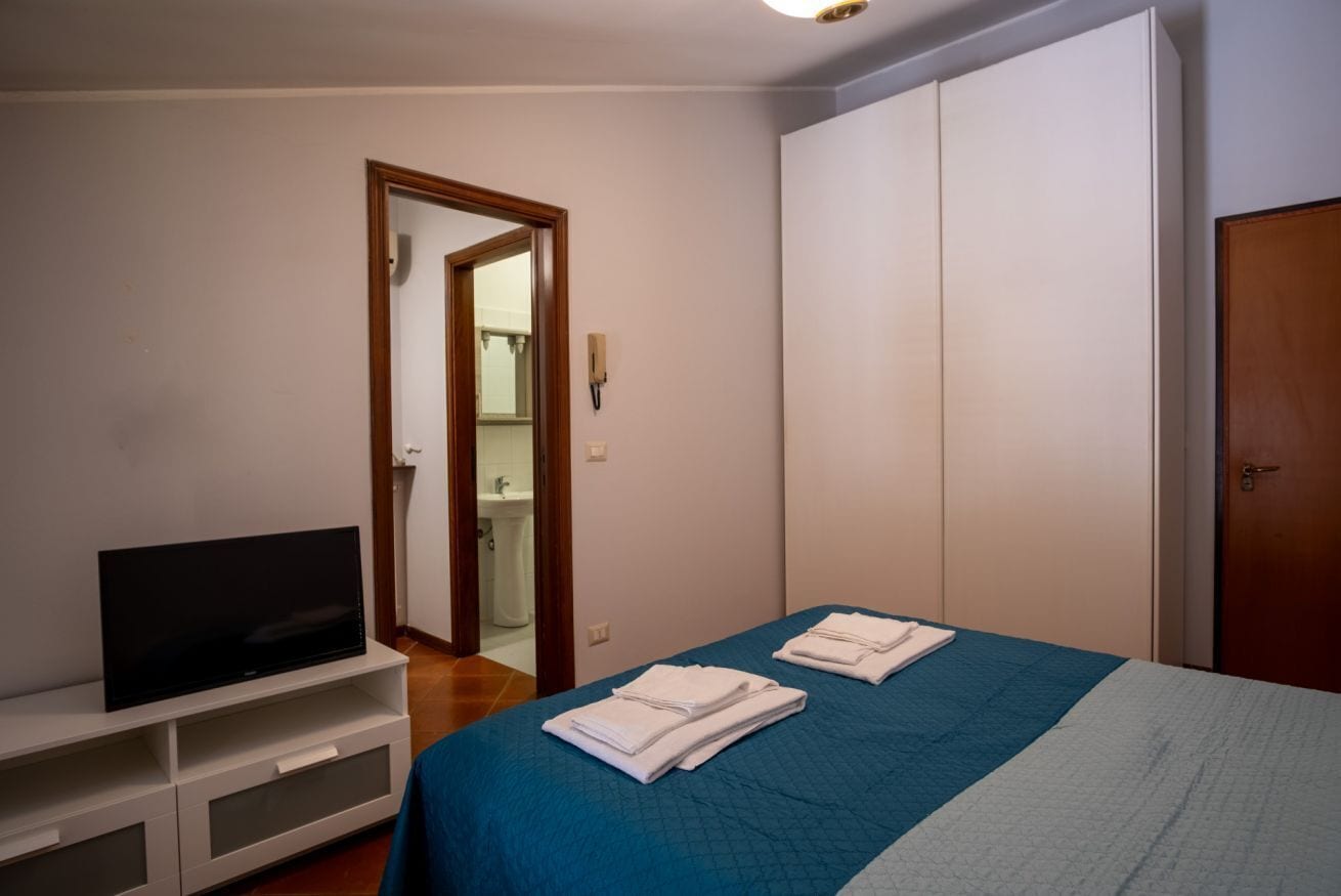 2 chambres, fer et planche à repasser