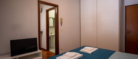 2 chambres, fer et planche à repasser
