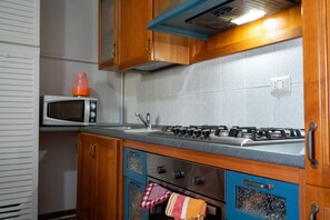 Private kitchen - A comfortable 65 sqm apartment, suitable for up to 3 people, located on the first floor of a building without an elevator (access via stairs).The property is strategically located just 50 meters from the hospital.Piacenza city center is easily accessible (Piacenza)