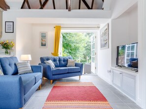 TV, fireplace - 2 Bed in Penryn (oc-78621) (Saint Gluvias)