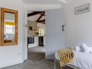 Travel cot, free WiFi, bed sheets - 2 Bed in Penryn (oc-78621) (Saint Gluvias)