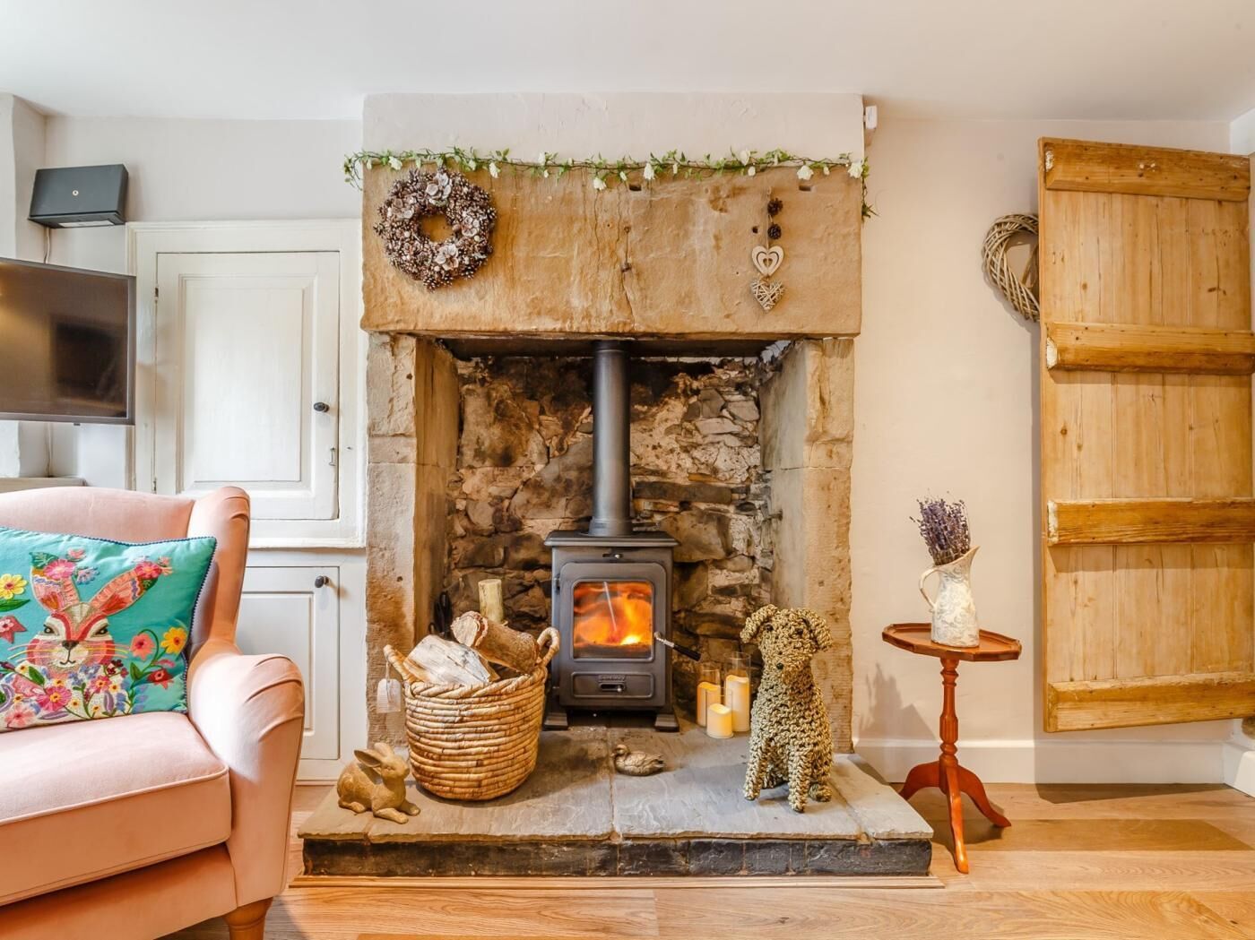 TV, fireplace