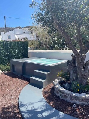 Pool - Junior Premium Cave House | Finikia Village | Shared Plunge Pool | Near Oia (Santorini)