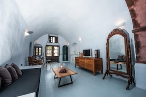 TV - Junior Premium Cave House | Finikia Village | Shared Plunge Pool | Near Oia (Santorini)