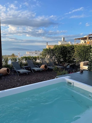 Outdoor spa tub - Junior Premium Cave House | Finikia Village | Shared Plunge Pool | Near Oia (Santorini)