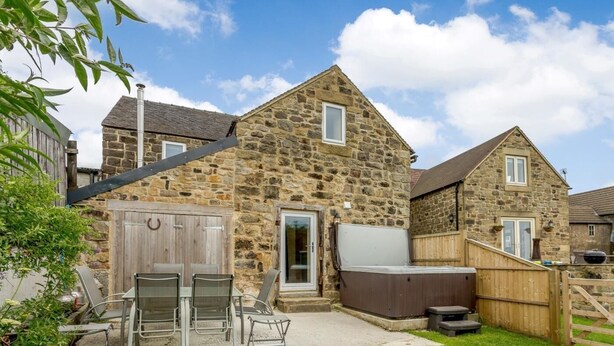 A stone house with a patio, outdoor seating, and a hot tub. - 3 Bed in Matlock (oc-78717) (Crich)