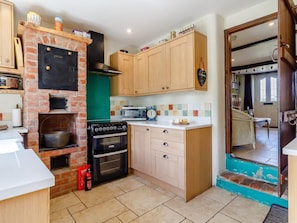 Oven, dishwasher, cookware/dishes/utensils - 3 Bed in North Walsham (oc-78708) (Honing)