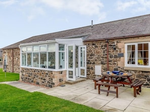 Outdoor dining - 2 Bed in Alnwick (oc-80485) (Newton-by-the-Sea)