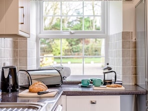 Oven, dishwasher, high chair, cookware/dishes/utensils - 2 Bed in Alnwick (oc-80482) (Newton-by-the-Sea)
