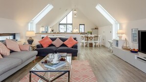 A spacious loft apartment with a dining area, kitchen, and living room. - 4 Bed in Bideford (oc-72587) (Northam)