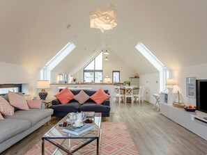 A spacious loft apartment with a dining area, kitchen, and living room. - 4 Bed in Bideford (oc-72587) (Northam)