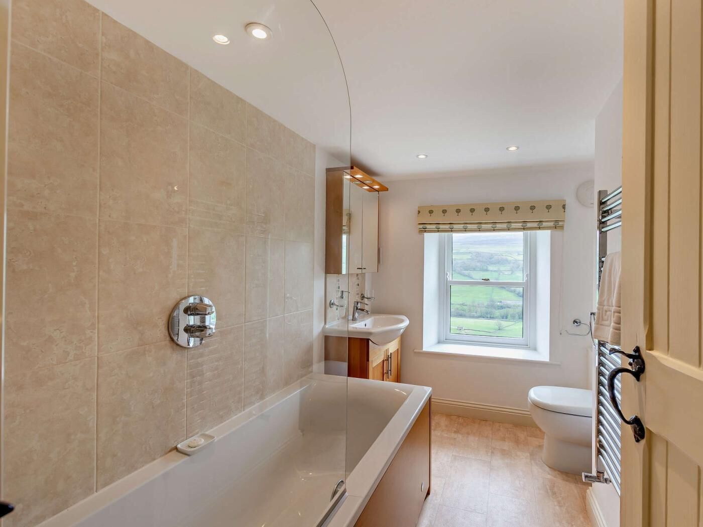 Un baño moderno con bañera, inodoro y lavabo.