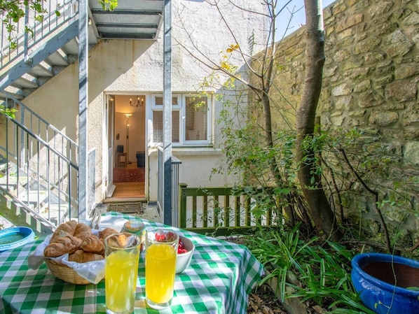 Outdoor dining - 2 Bed in Tenby (oc-fb025) (Tenby)