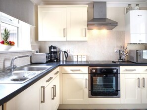 Oven, high chair, cookware/dishes/utensils - 2 Bed in Bideford (oc-73858) (Westward Ho!)