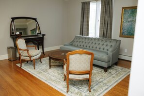 Living area - Beautiful 3 room suite with spacious bathroom and garden views located on the second floor of the Belvedere Estate in Saugatuck (Saugatuck)