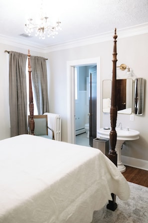 Room - Charming and comfortable second-floor room with one queen bed, large walk-in closet, and private bathroom located in the Belvedere Estate of Saugatuck (Saugatuck)