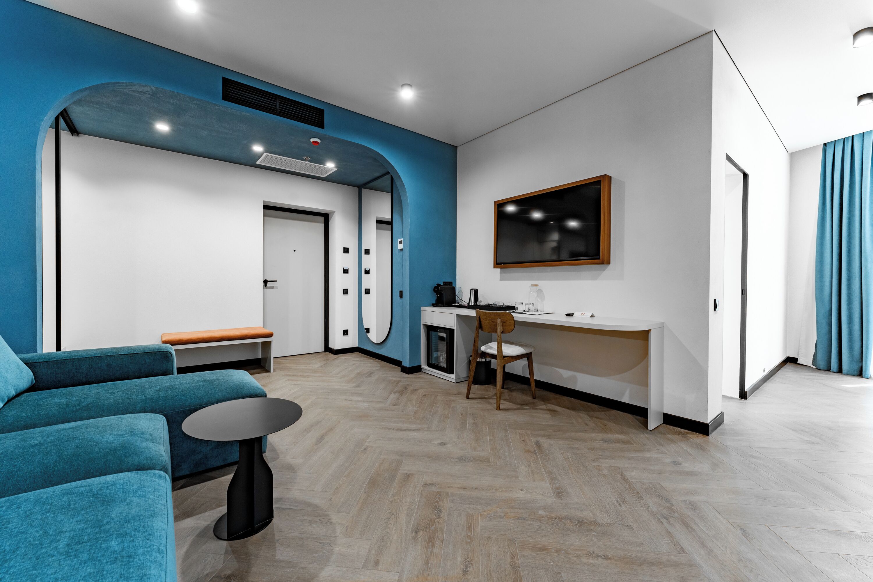 Suite, vistas a la ciudad | Ropa de cama de alta calidad, minibar, caja fuerte y escritorio
