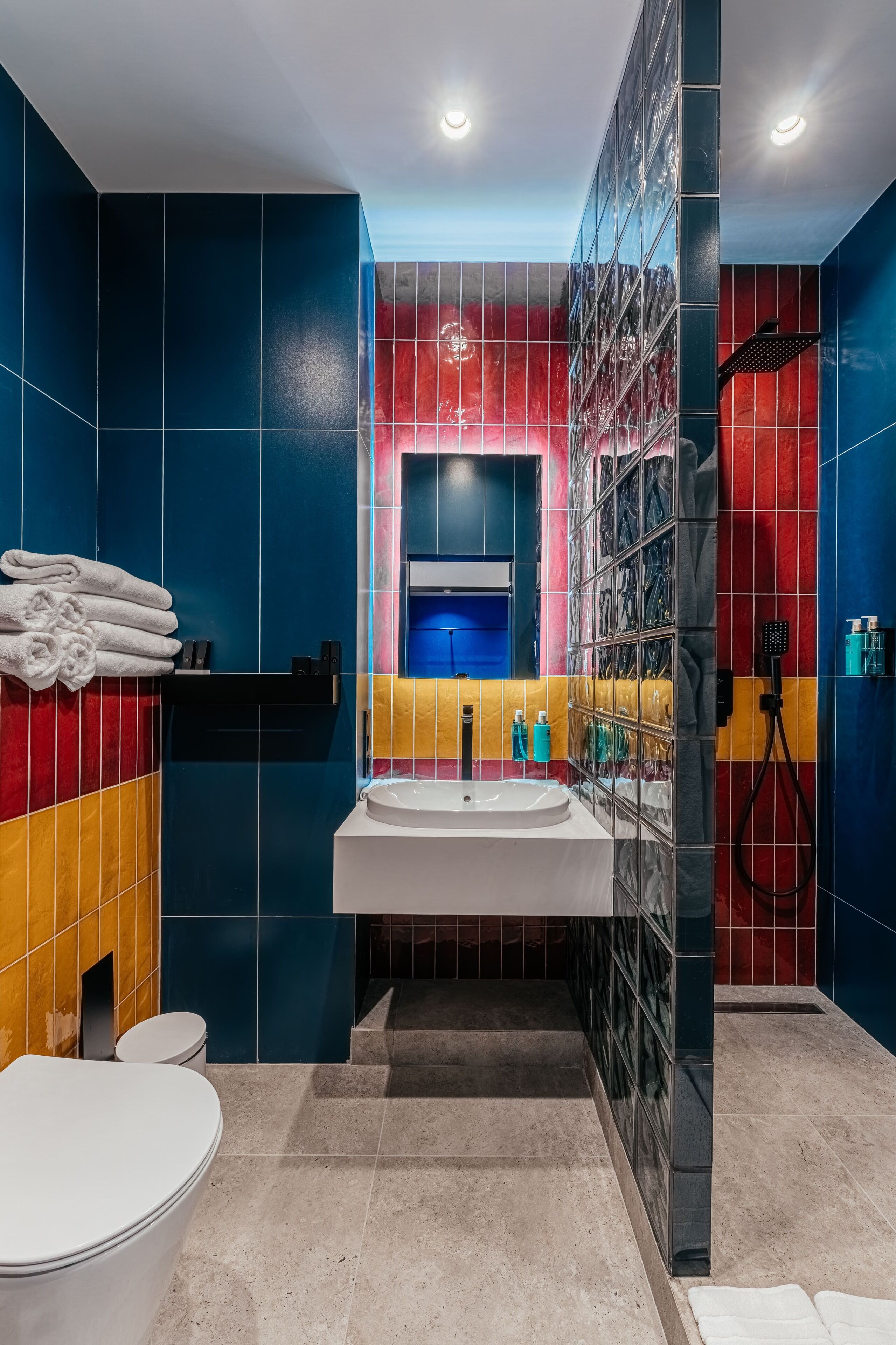 Habitación triple Signature, balcón, vistas al mar | Baño | Artículos de higiene personal gratuitos, secador de pelo y albornoces