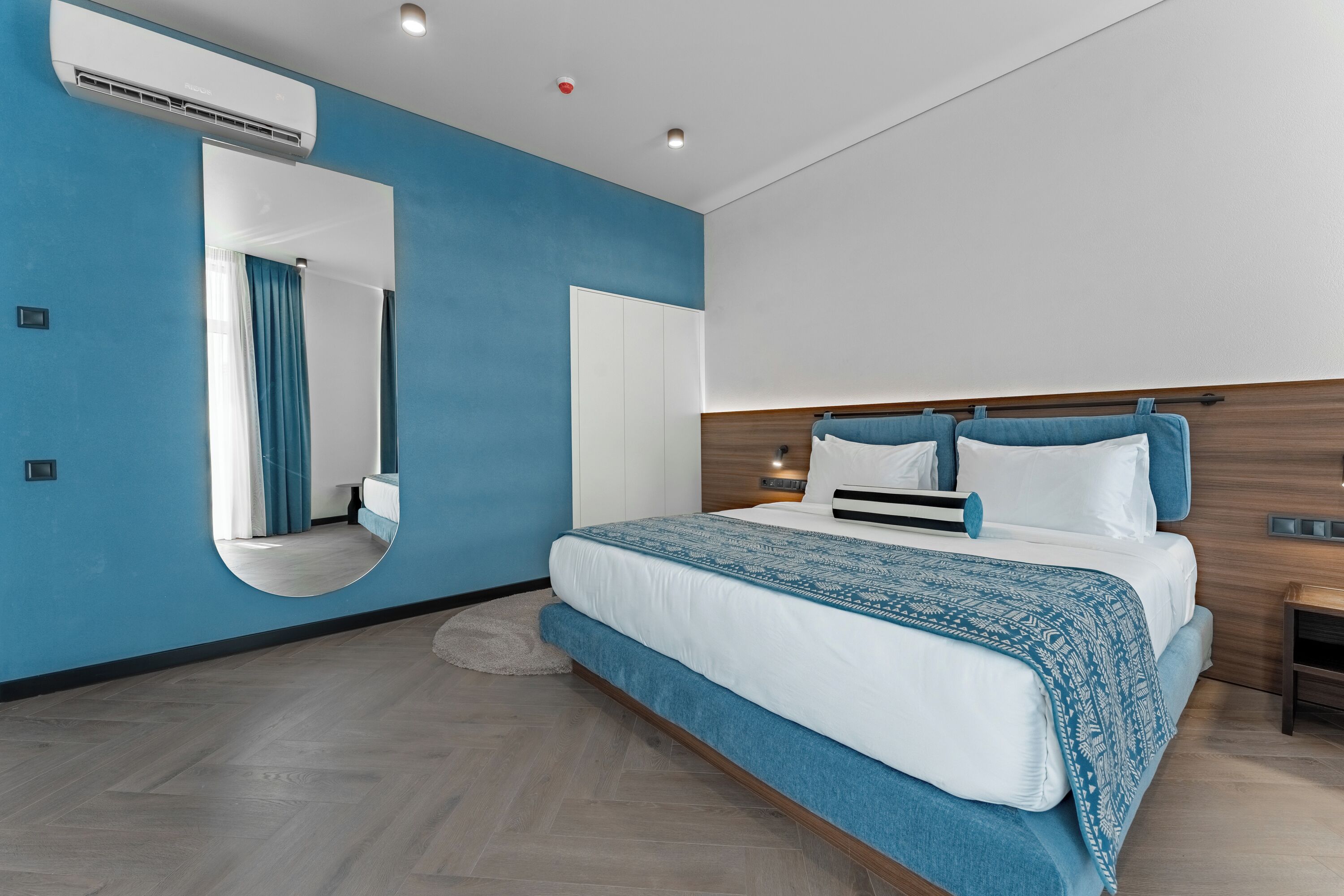 ห้องสวีท, วิวเมือง | เครื่องนอนระดับพรีเมียม, มินิบาร์, ตู้นิรภัยในห้องพัก, โต๊ะทำงาน