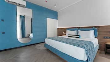 Suite, vista città | Biancheria da letto di alta qualità, minibar, una cassaforte in camera