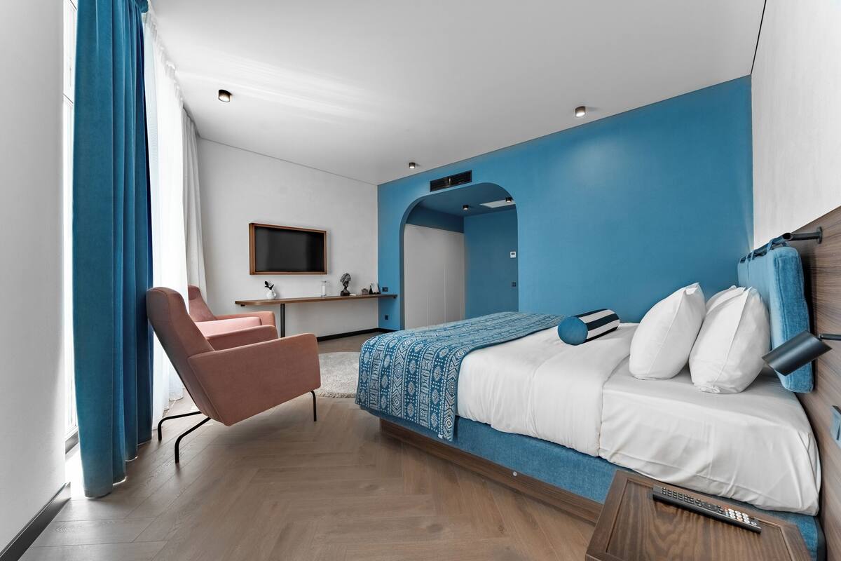 Ropa de cama de alta calidad y minibar 