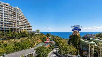 Een kustresort met een groot hotel, een waterpark en uitzicht op de oceaan.