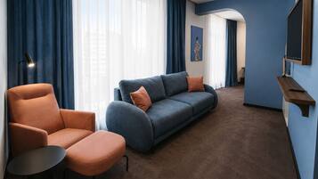 Habitación triple Deluxe, vistas al mar | Ropa de cama de alta calidad, minibar, caja fuerte y escritorio