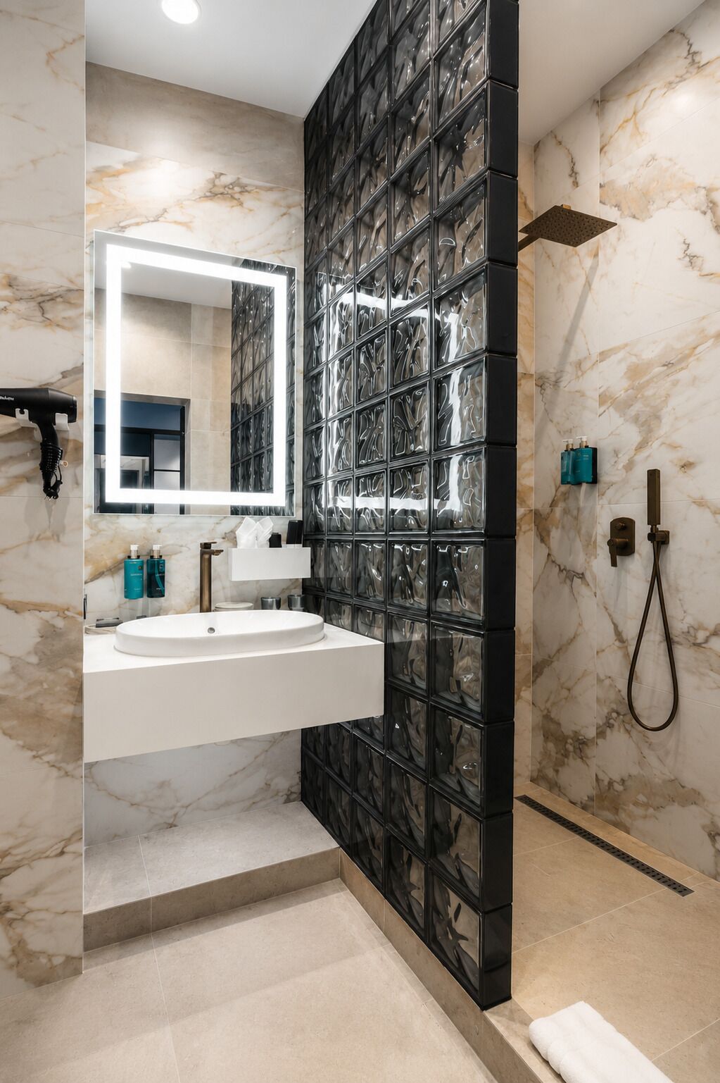 Habitación triple Deluxe, vistas al mar | Baño | Artículos de higiene personal gratuitos, secador de pelo y albornoces