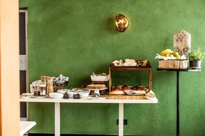 Un buffet de petit-déjeuner proposant une variété d’aliments et agrémenté d’un mur décoratif.