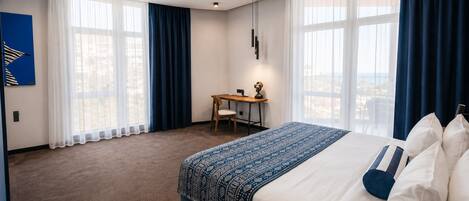 Habitación triple Deluxe, vista al mar | Ropa de cama de alta calidad y minibar