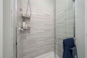 Bathroom - NAUTICAL NEST - 3-bedroom canal front tranquil home on Summerland Key with AC (Summerland Key)