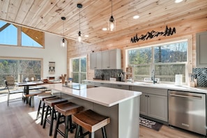 Coffee/tea maker, fridge, microwave, oven - Indoor Pool Cabin Near Dollywood, Hot Tub , Views (Sevierville)