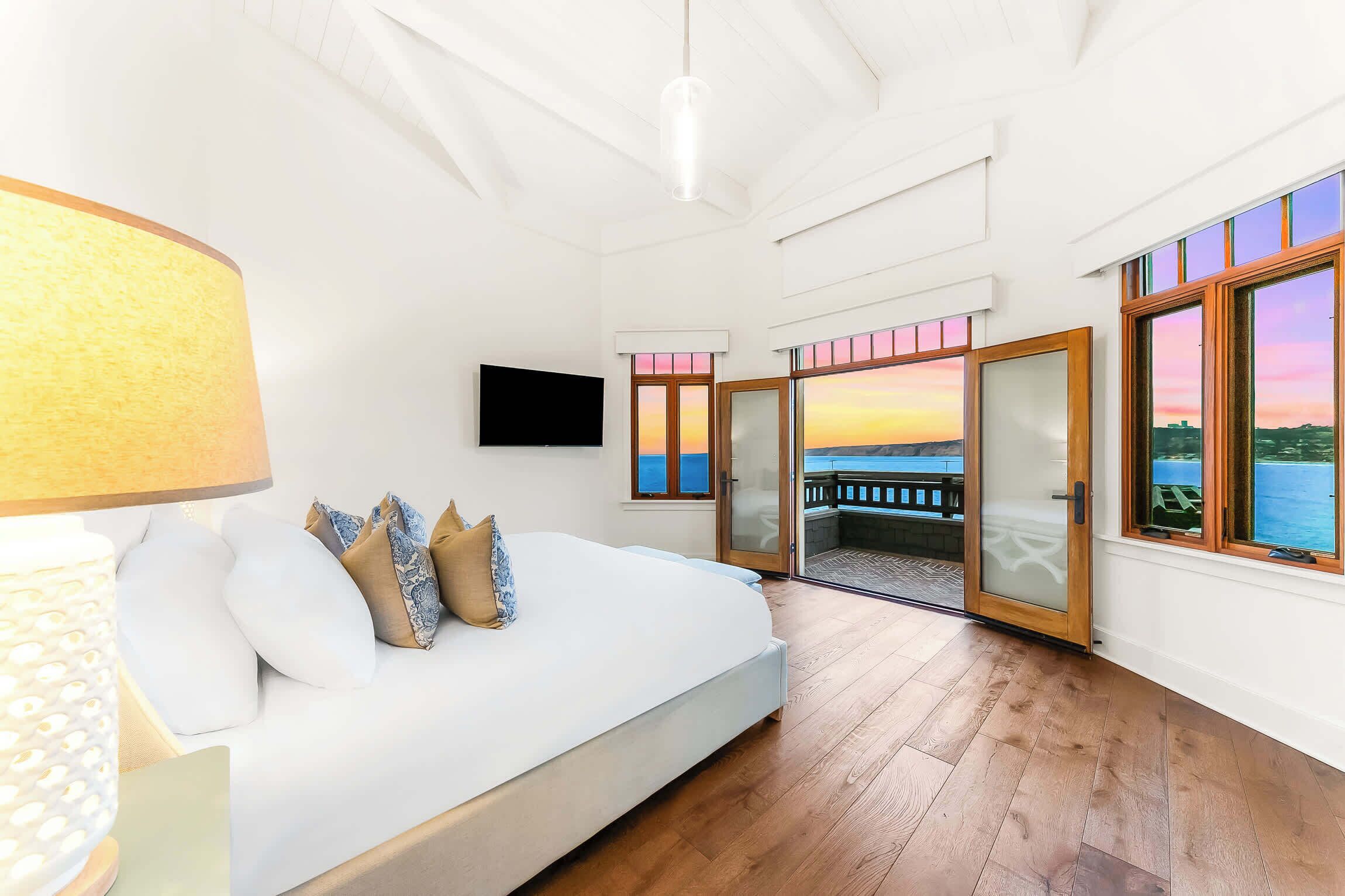 5 bedrooms, iron/ironing board, WiFi, bed sheets