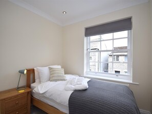 Room - 3 Bed in Swanage (oc-dc042) (Swanage)