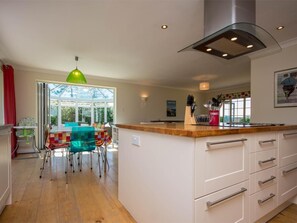 Oven, dishwasher, high chair, cookware/dishes/utensils - 4 Bed in Swanage (oc-dc082) (Worth Matravers)