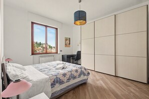 2 quartos, ferros/tábuas de passar roupa, Wi-Fi, roupa de cama