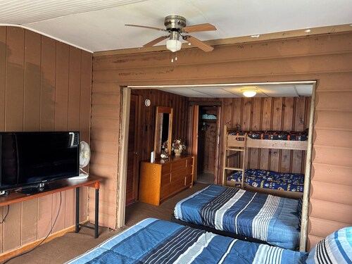 Cozy 4-bedroom cabin on the lake in lovely Dewittville