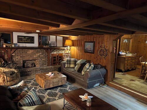 Cozy 4-bedroom cabin on the lake in lovely Dewittville