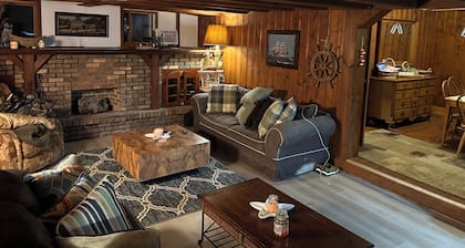Cozy 4-bedroom cabin on the lake in lovely Dewittville