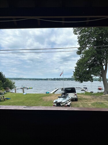 Cozy 4-bedroom cabin on the lake in lovely Dewittville