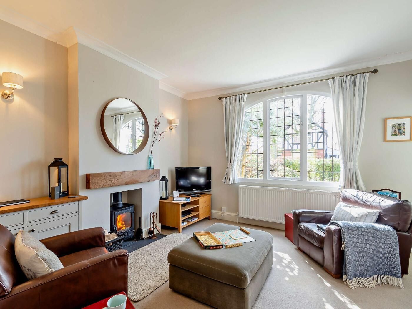 TV, fireplace
