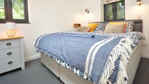 A bedroom with a bed, bedside tables, and wall-mounted lamps. - 1 Bed in Abergavenny (oc-75206) (Gilwern)
