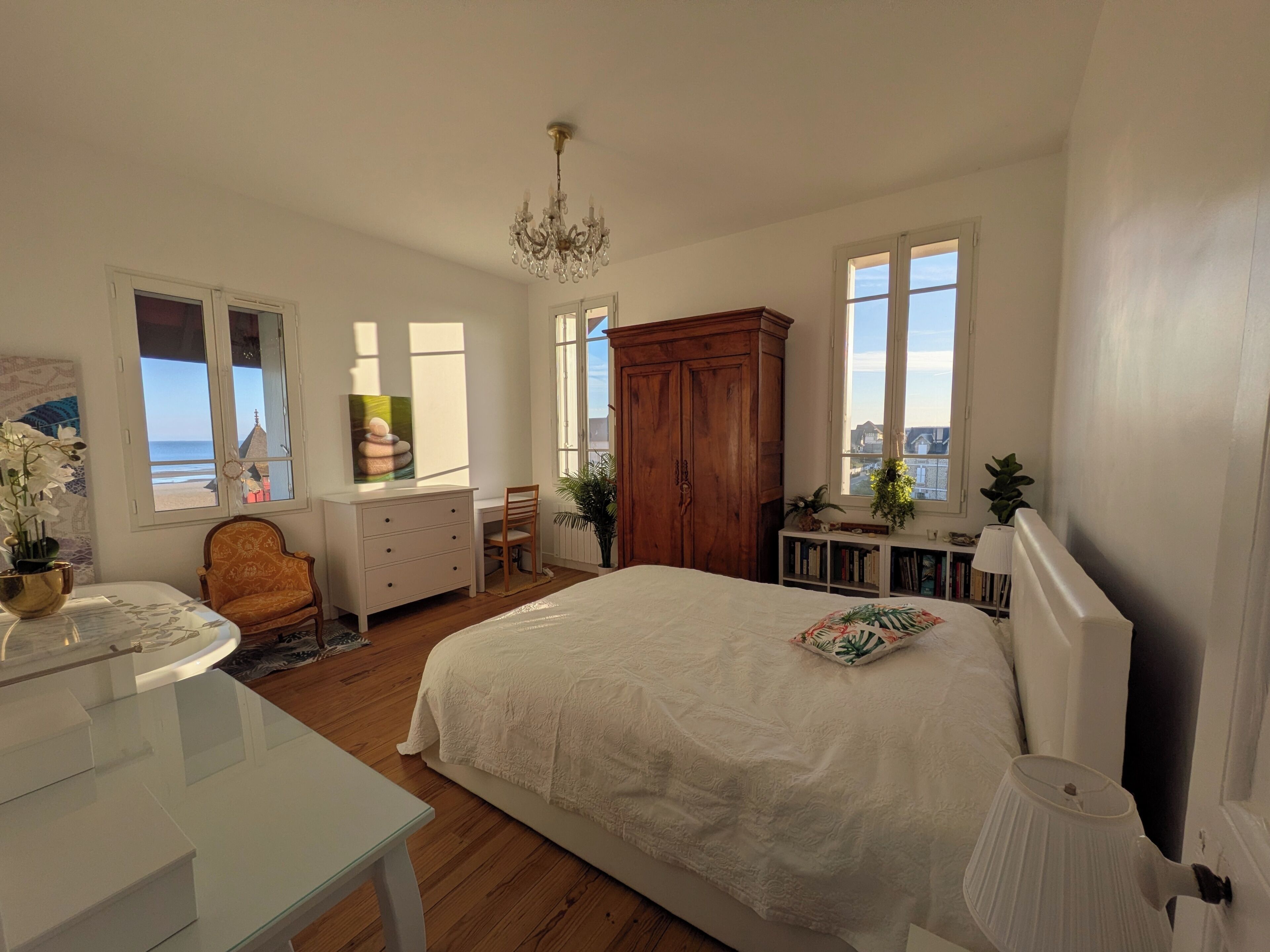3 bedrooms, desk, iron/ironing board, travel crib