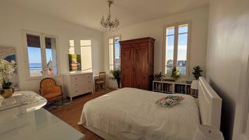 3 bedrooms, desk, iron/ironing board, travel crib
