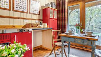 Oven, cookware/dishes/utensils