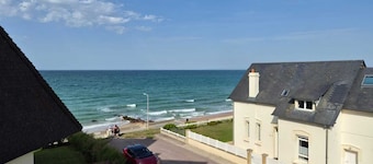 LARGE BEACHFRONT DUPLEX FOR 6 PEOPLE, 3 BEDROOMS, 2 BATHROOMS, PARKING