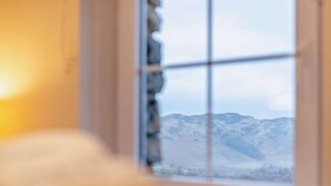 A room with a window overlooking a mountainous landscape. - 3 Bed in Penrith (oc-sz247) (Dockray)